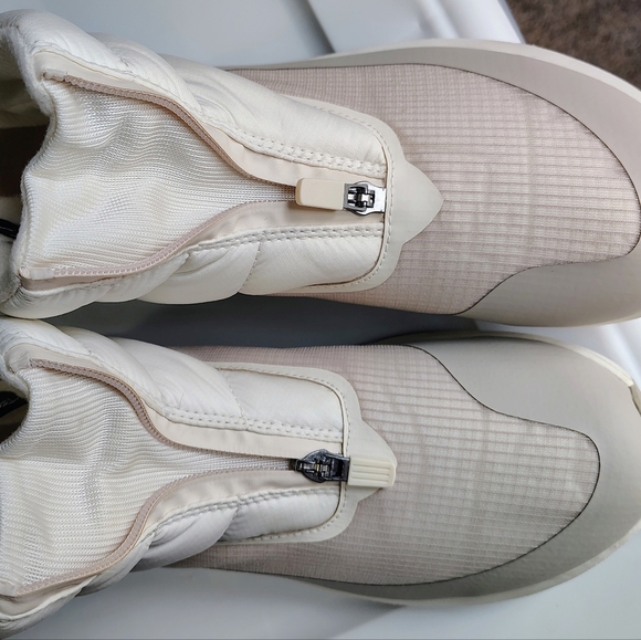 The North Face thermoball Insulated Pogressive Women's Zip Up Snow Boot 9. - Picture 6 of 16